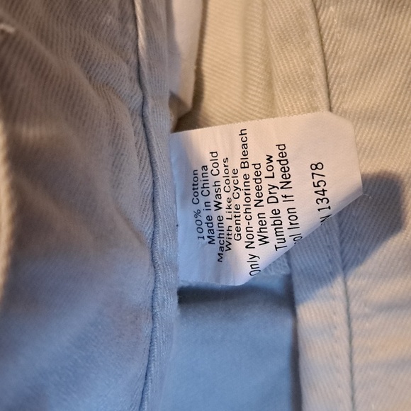 Vineyard Vines boys size 12 twill shorts with allover flag whale design - Picture 2 of 6